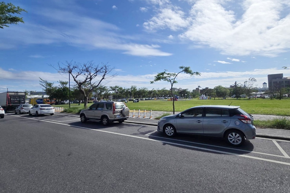 近日有民眾反應臺東市四維路2段兩側公有停車格因免收費，淪為私人停車場，縣府近日將至該路段會勘，研議改為收費停車格，並一併檢討市區免收費停車區域使用情形。