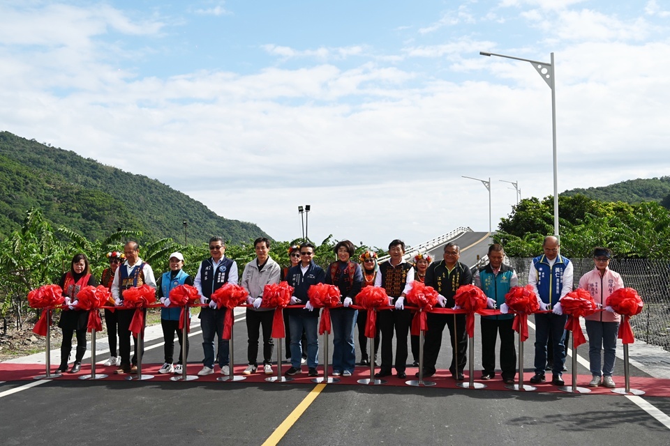 臺東縣大武鄉大竹村愛國蒲部落居民期盼已久的聯外替代道路於今(17)日正式通車。