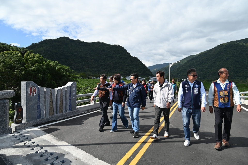 臺東縣大武鄉大竹村愛國蒲部落居民期盼已久的聯外替代道路於今(17)日正式通車。