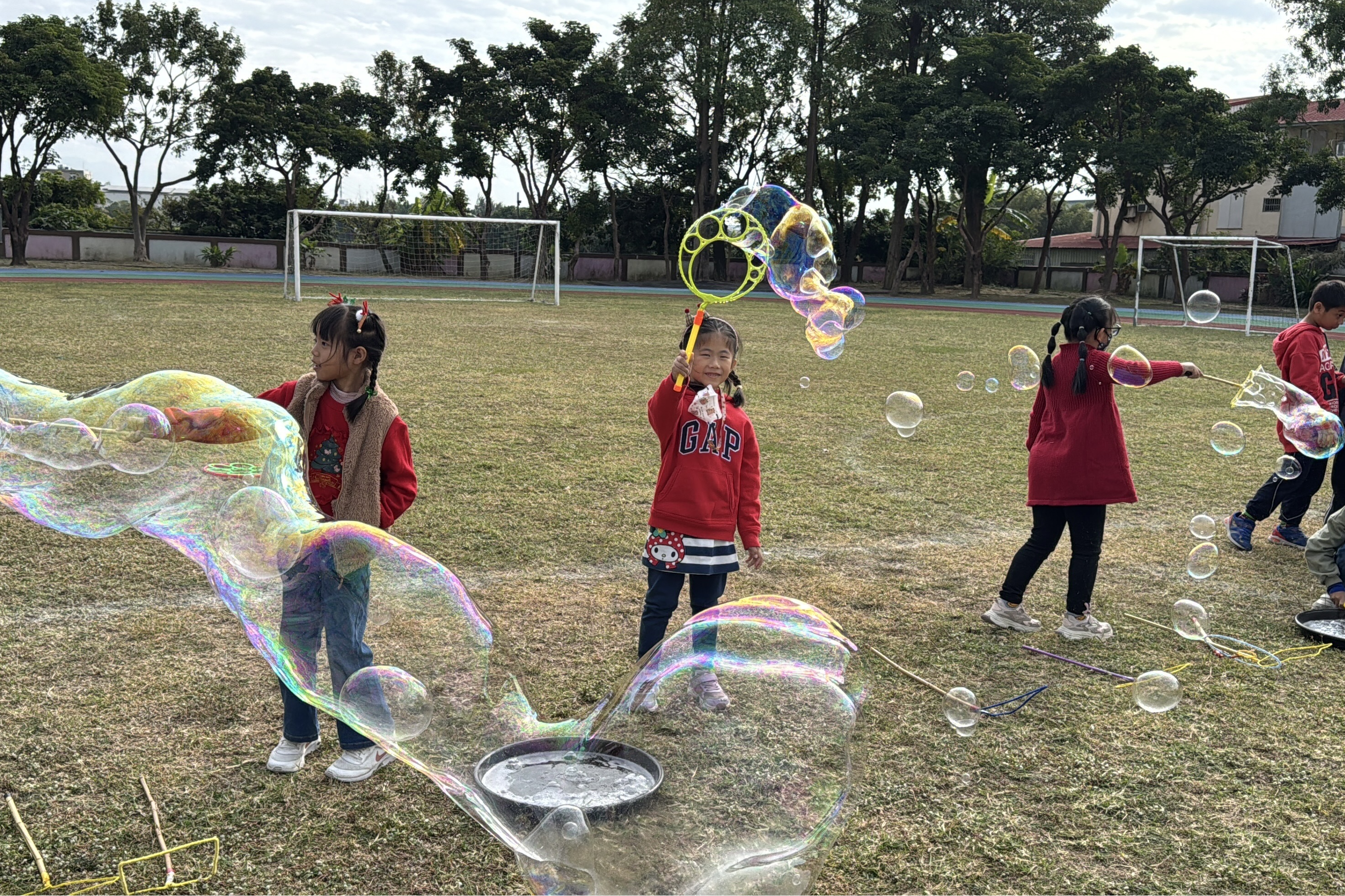 學生們開心玩泡泡提前歡度耶誕節(圖片來源：國聖國小提供)