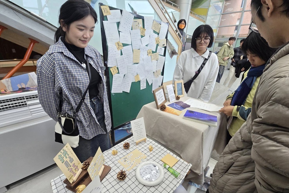 臺東大學華語文學系114級畢業展，以詩、小說、散文、日記、影音等多元形式，展現東大華語人直面生活的思考深度與想像力度。