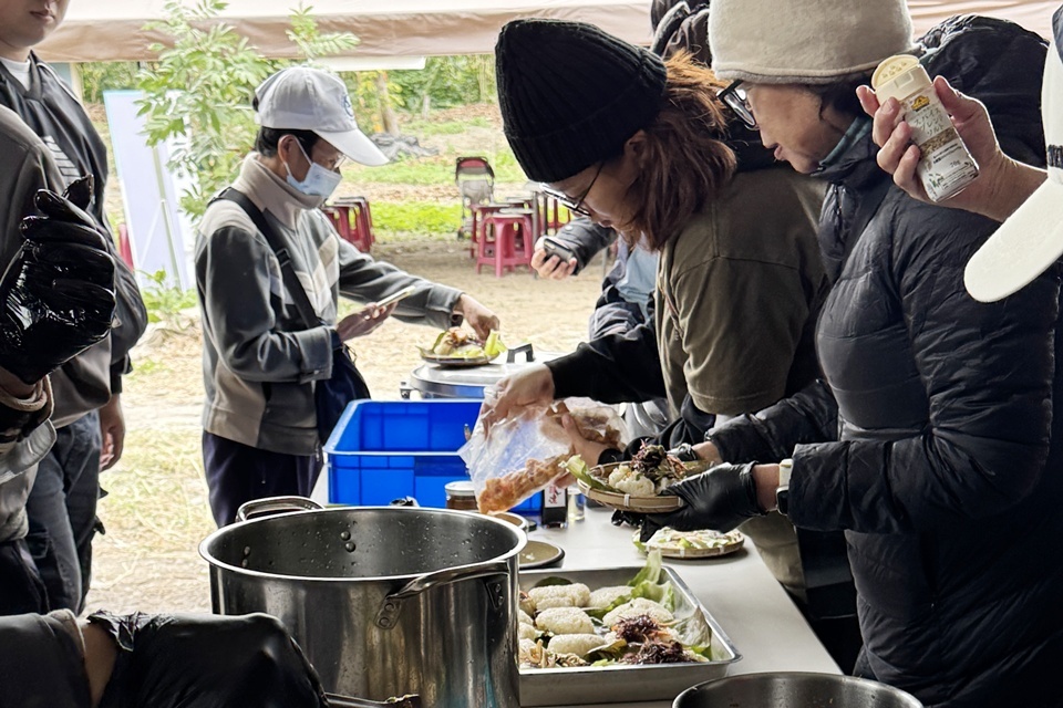 臺東青年志工中心與源緣園自然農場攜手辦理「慢食理念介紹與慢農體驗-慢食源緣園」主題式服務活動，讓參與者親身體驗從土地到餐桌，了解自然生態與飲食文化的緊密聯繫。