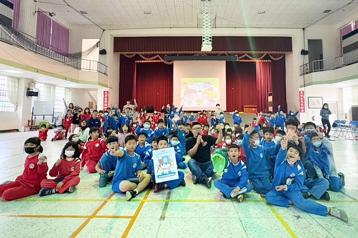 雲林縣馬光國小低年級學生參與公廁清掃學習活動（圖源：雲林縣政府）