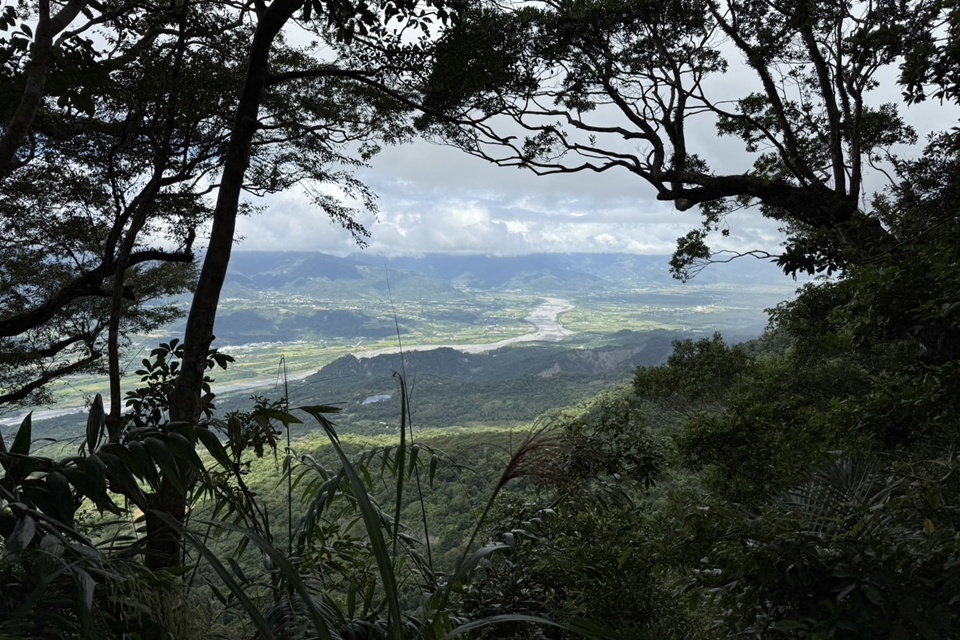 都蘭山以壯麗自然景觀聞名，登頂可俯瞰卑南溪、鹿野高臺與縱谷平原，晴日更能遠眺綠島與蘭嶼，成為在大自然中迎接新年的最佳選擇。