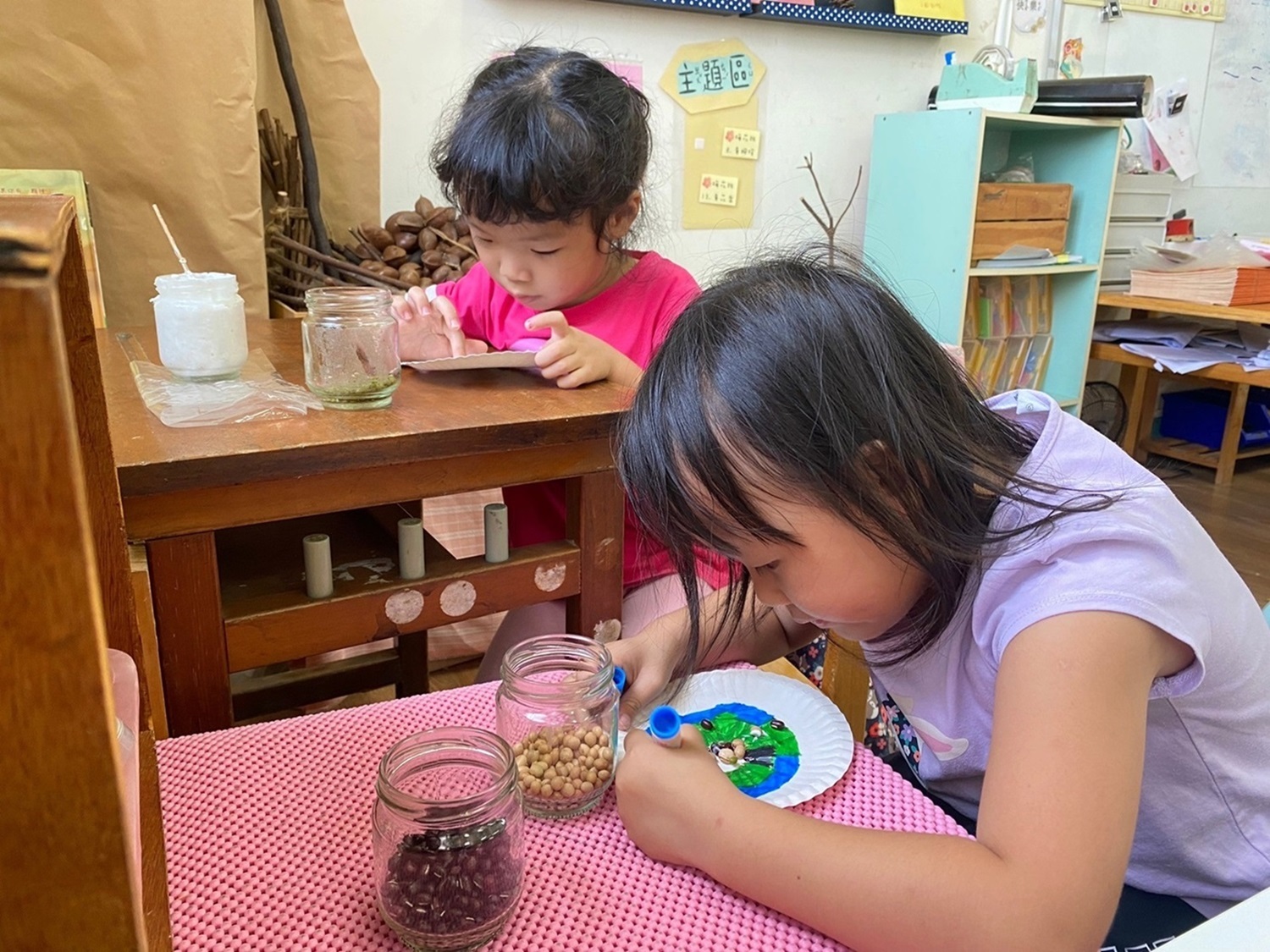 高雄市立大寮幼兒園幼兒，在學習區可獨立操作的空間環境中，可以更專心發展自己的興趣