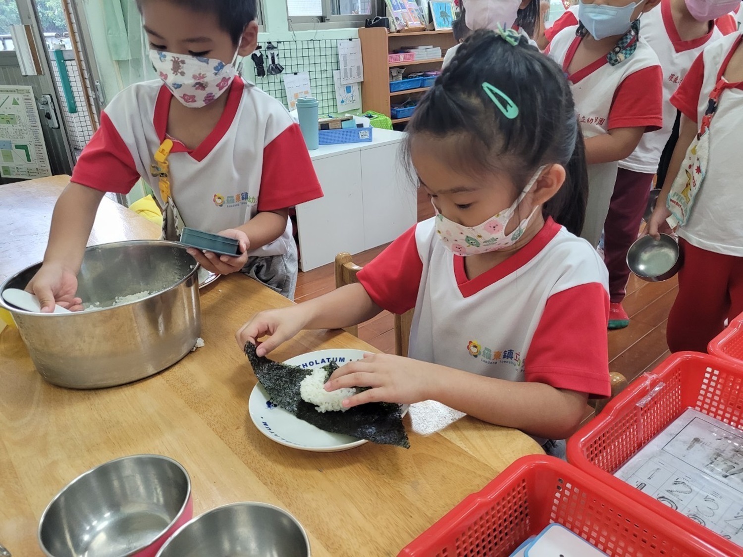 宜蘭縣羅東鎮立幼兒園幼兒將米飯做成飯糰，落實食農教育從產地到餐桌的精神