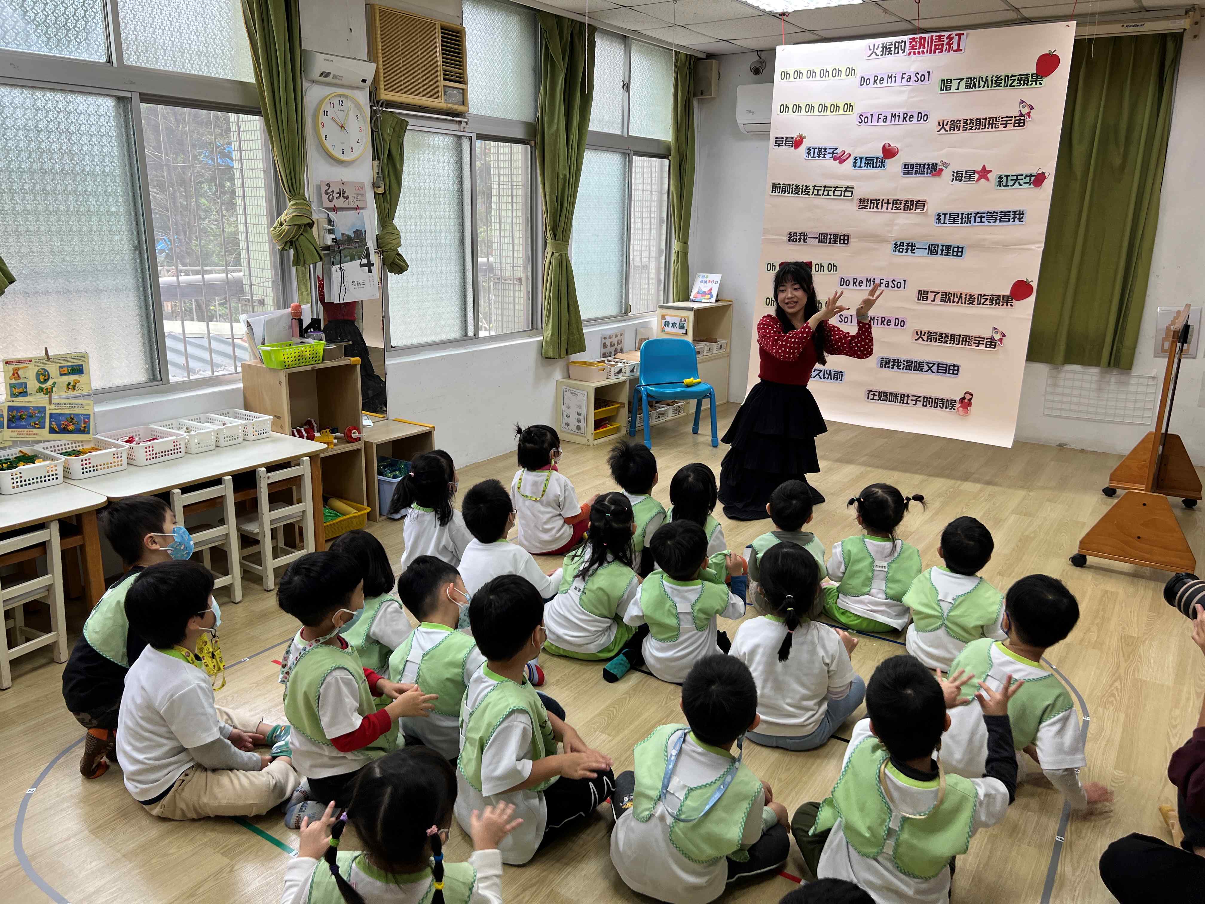 老師用歌詞大海報，引導幼兒探討歌詞的主題與內容，並鼓勵幼兒自編可愛的動作