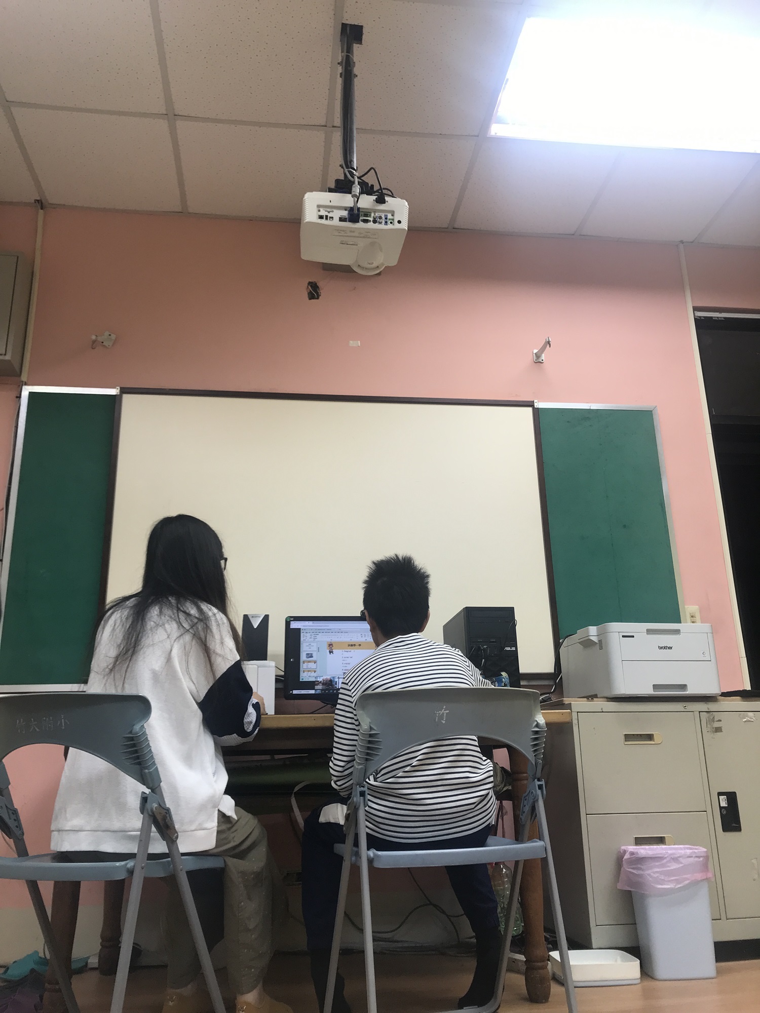 國立清華大學附設實驗小學五年級張同學與協同人員一起練習秀姑巒阿美語拼音