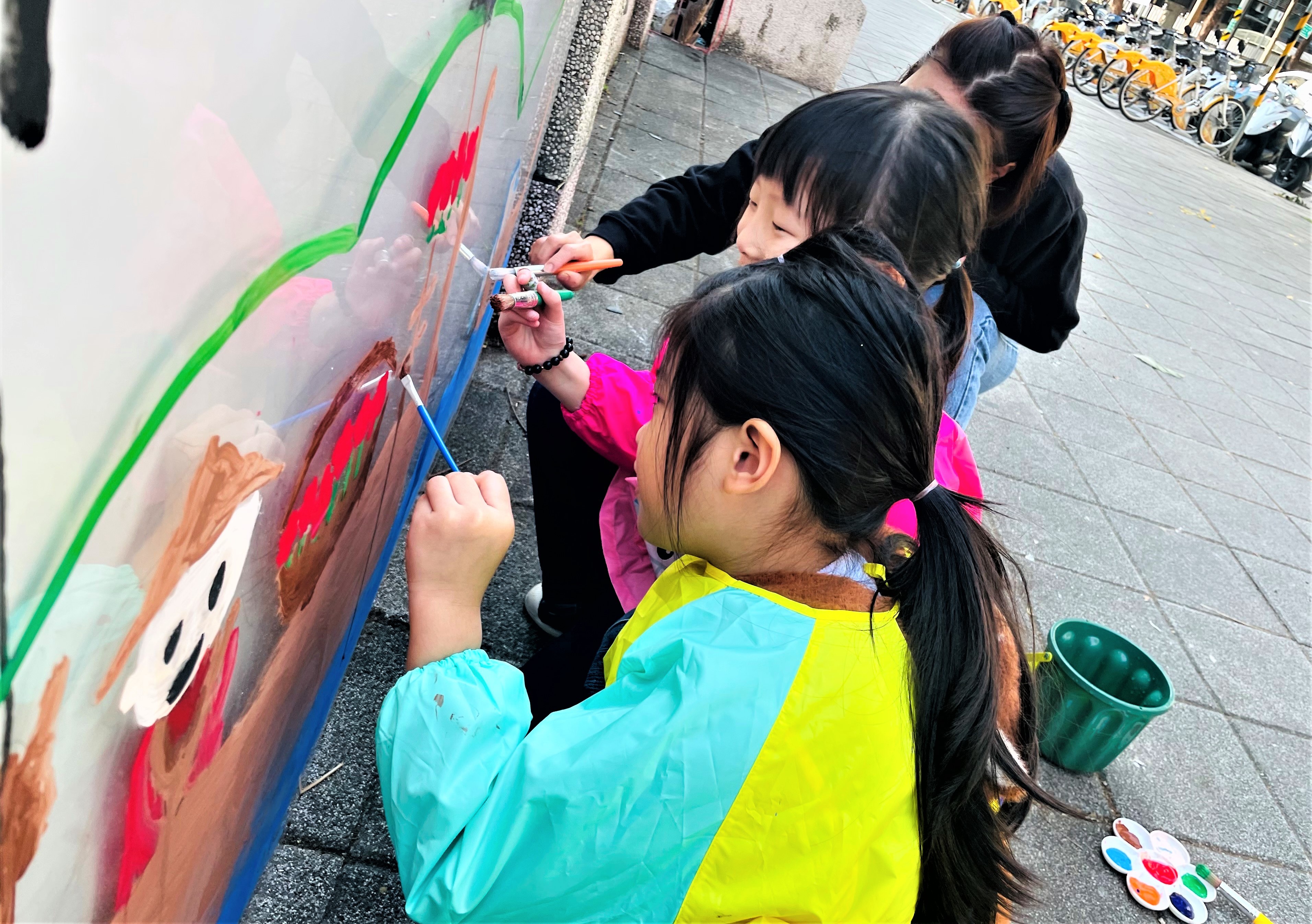 大觀非營利幼兒園孩子進行圍牆彩繪，改善社區環境及美化環境