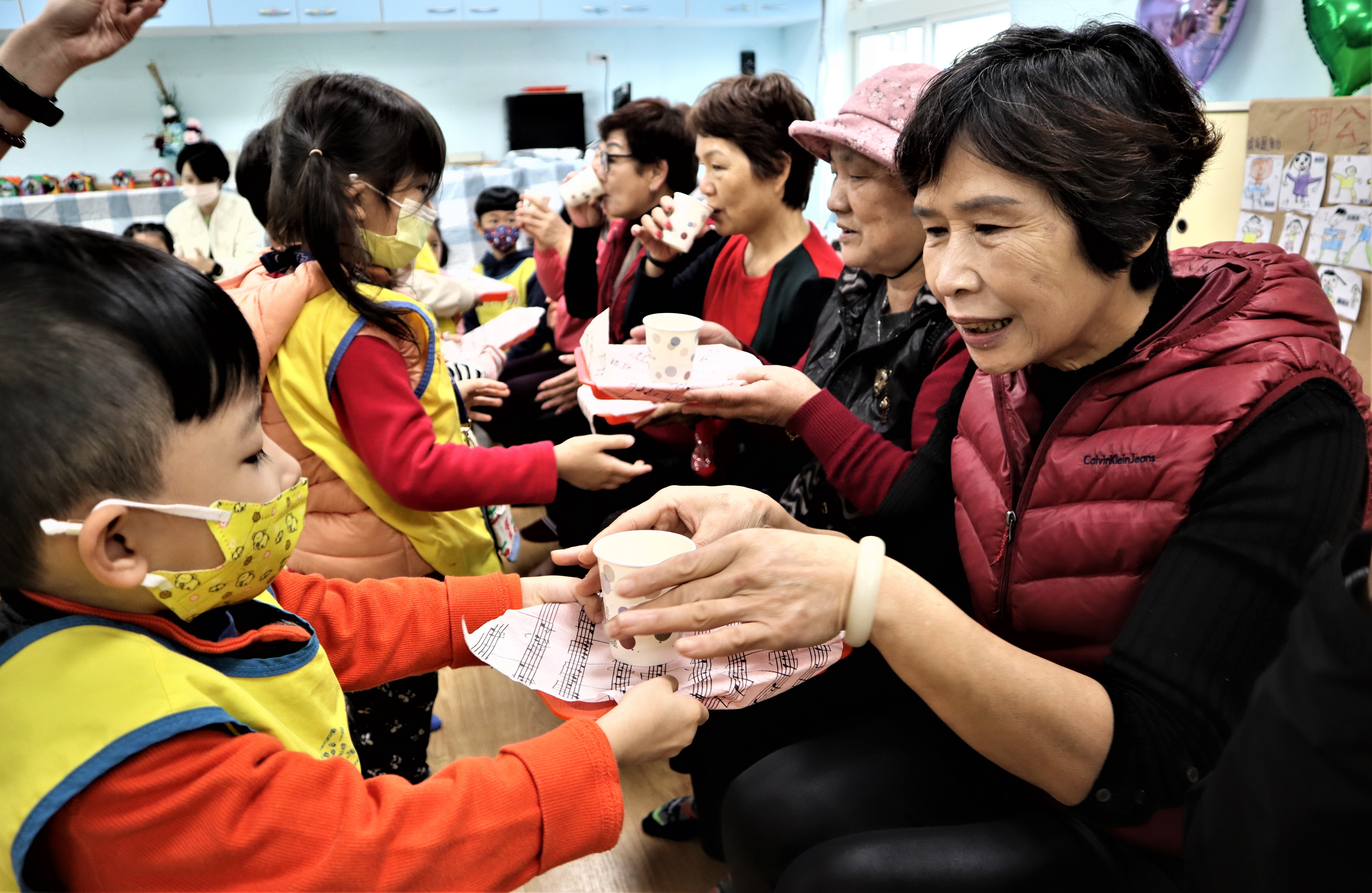 雙溪國小附幼孩子們為阿公阿嬤奉上一杯感恩茶