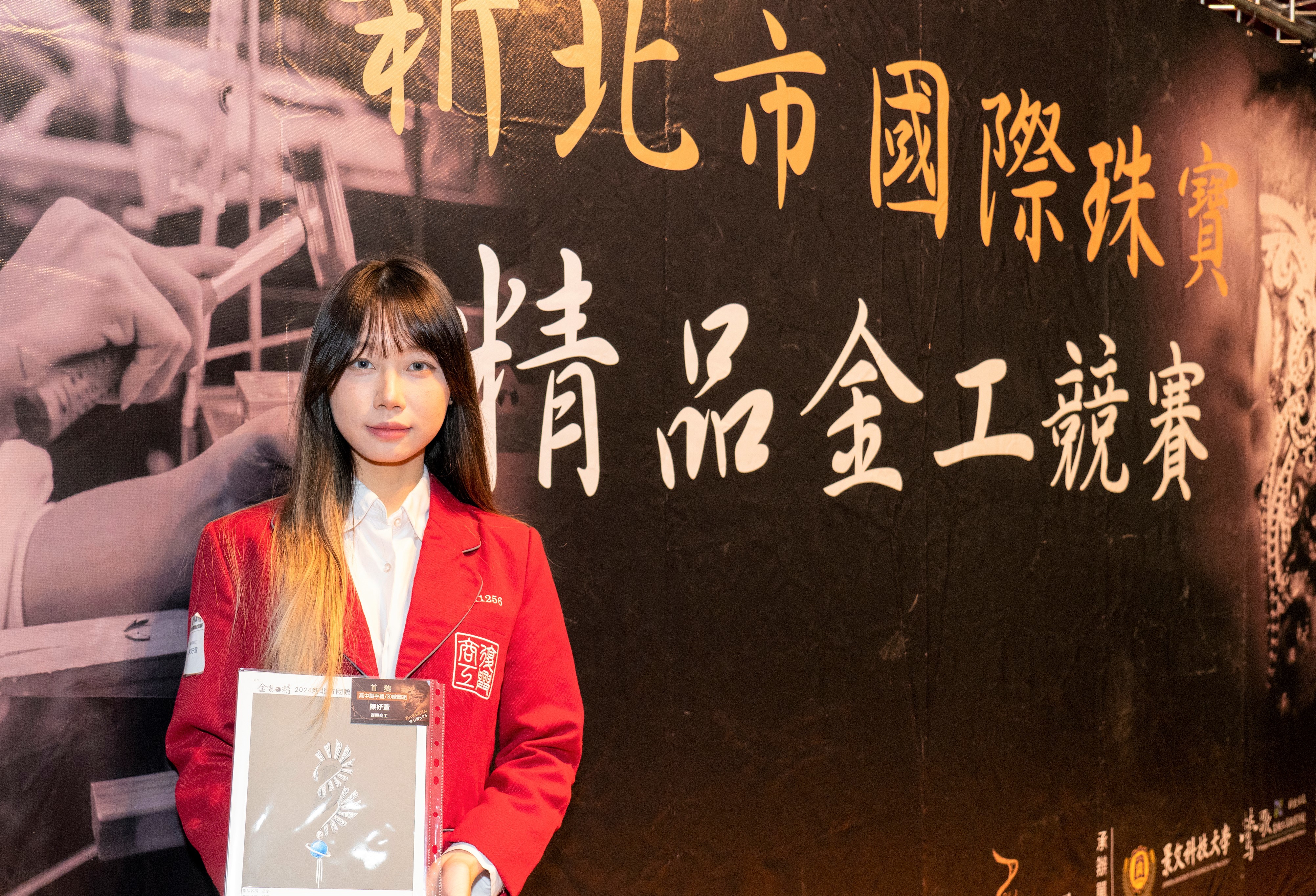 榮獲高中職手繪3D繪圖組第一名的復興商工陳妤萱同學與作品合照