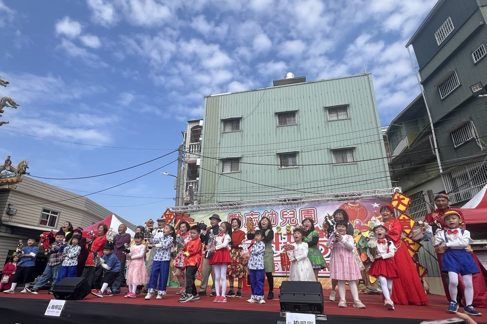 勵志幼兒園以「咱的時代，咱的歌」為活動主題，規劃掌中戲特色課程。