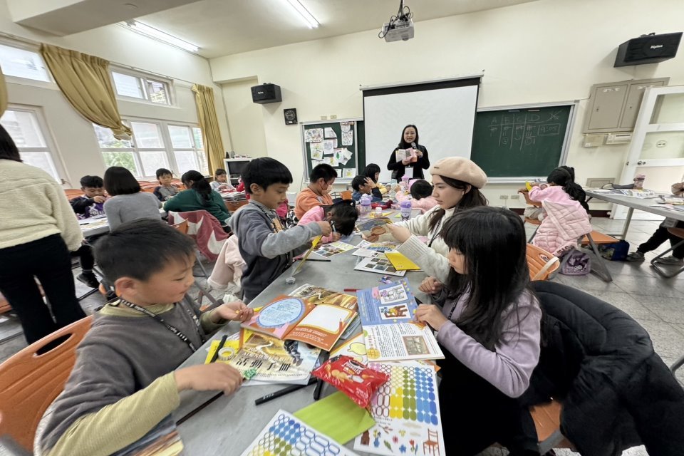 富邦美術館副館長林羽婕也親自下鄉授課，讓學童接觸擬真的AI繪畫、手作數位音樂盒。