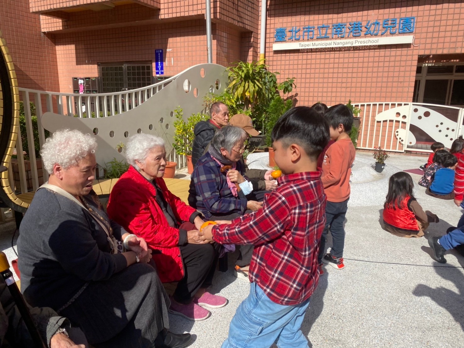 南港幼兒園幼童贈送橘子給長輩，祝福「大吉大利‧平平安安」