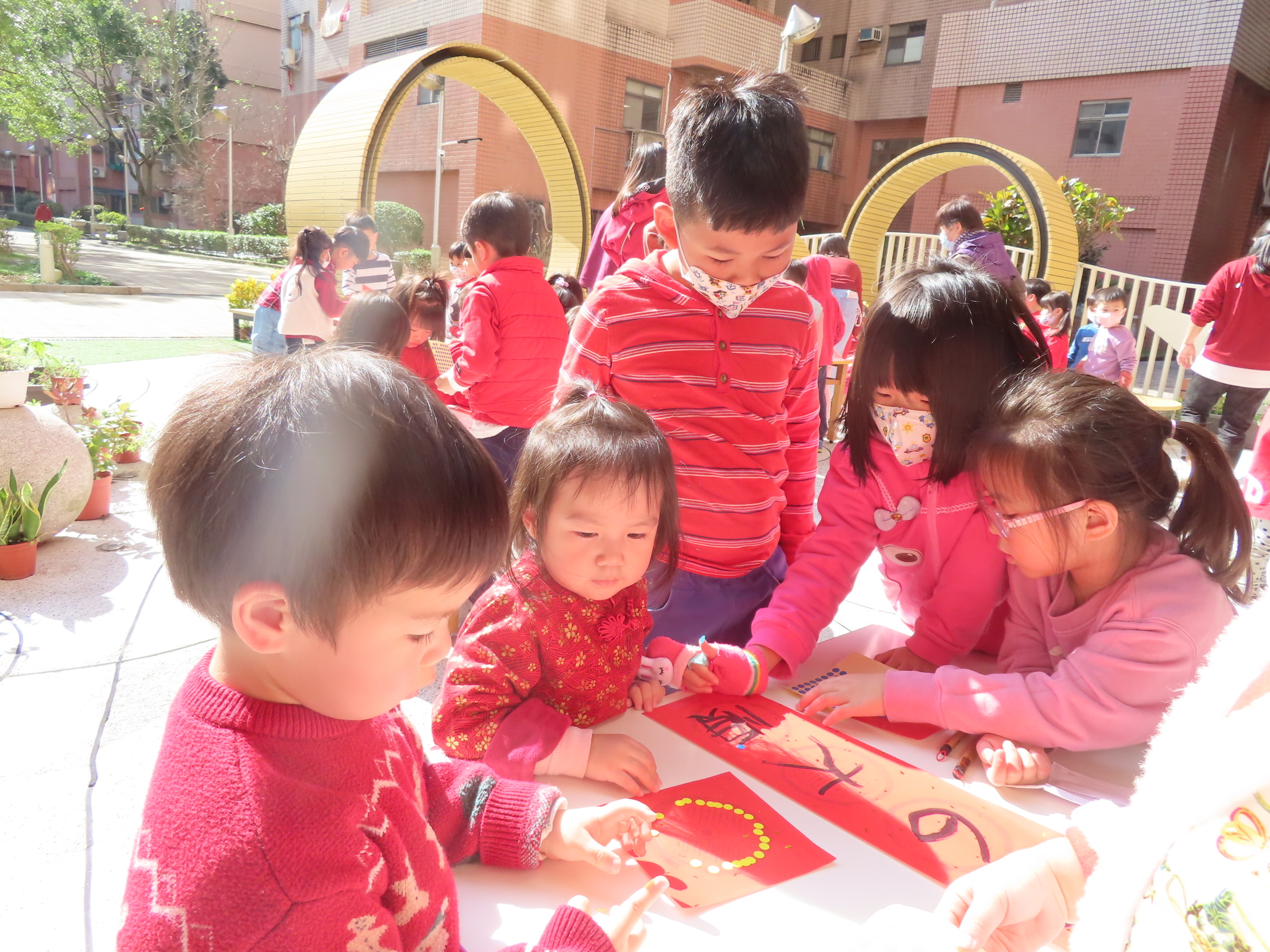 幼兒園兩歲班小朋友用貼紙創作「貼紙春聯」