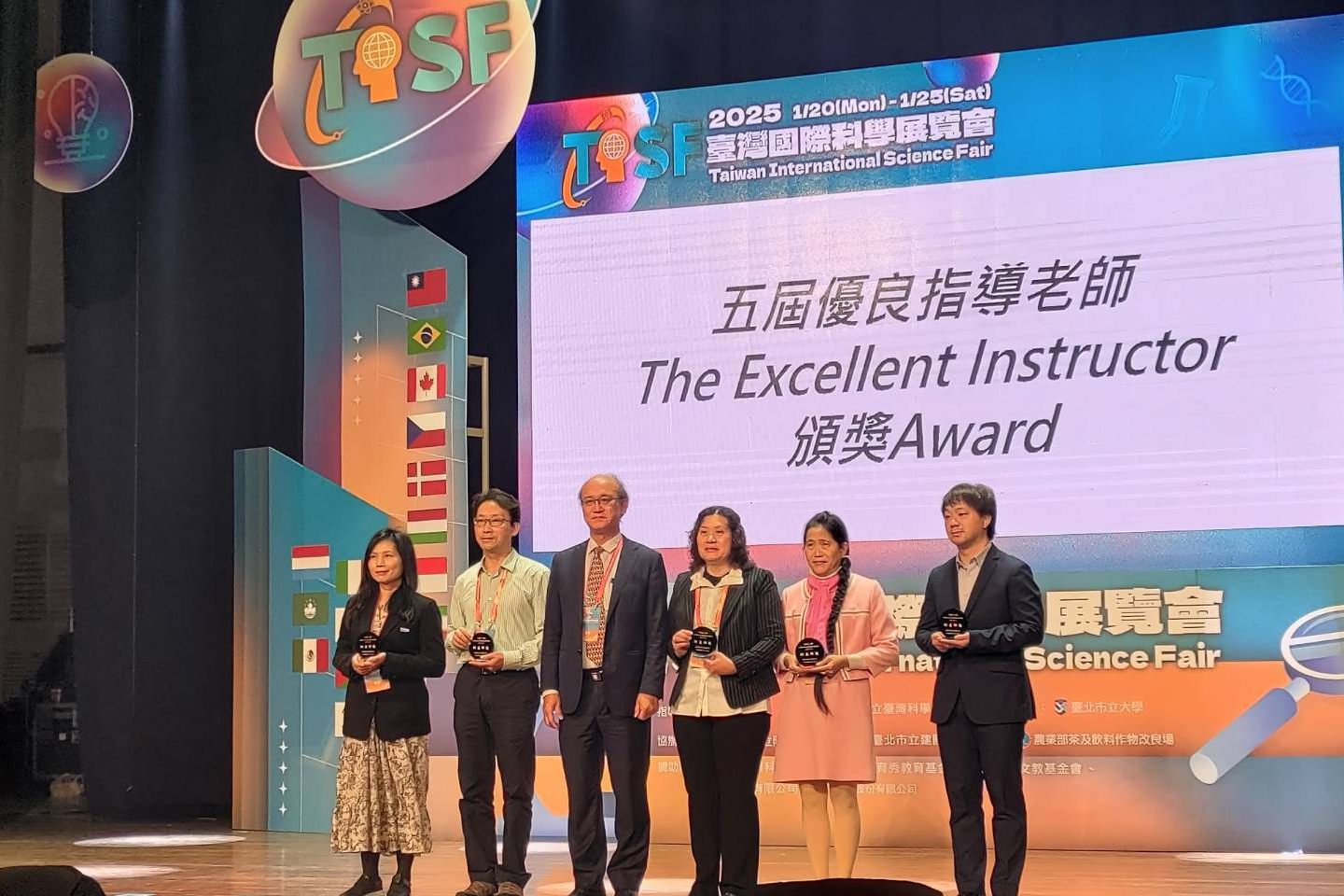 教育部常務次長林騰蛟代表教育部特別親臨現場勉勵參展師生並頒發優良指導老師獎