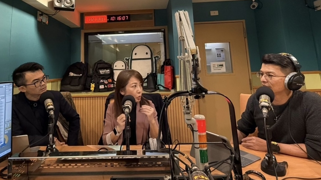 主持人徐一騰老師（左）與劉沁瑜教授（中）和主持人姜藝村教授