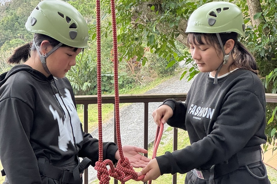 臺東家扶中心山角青少年據點在寒假期間一連2天辦理露營及攀樹體驗教育。