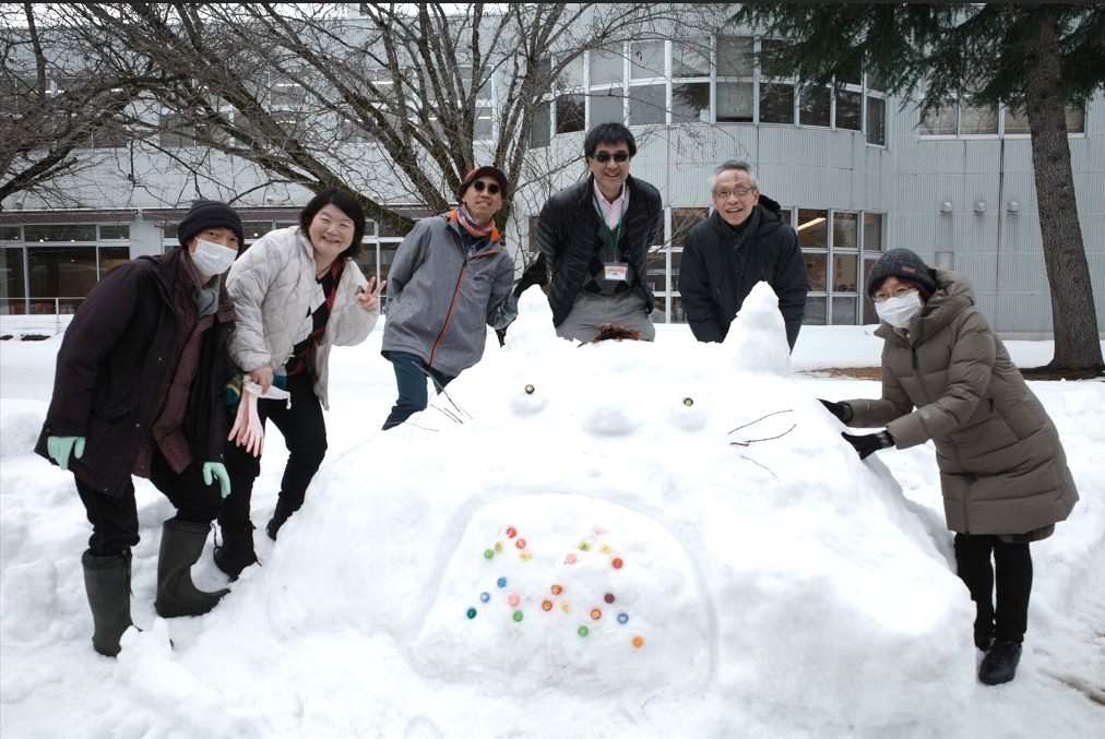 應外系主任與日本教養大學老師於秋田雪地合影。(元智大學提供)