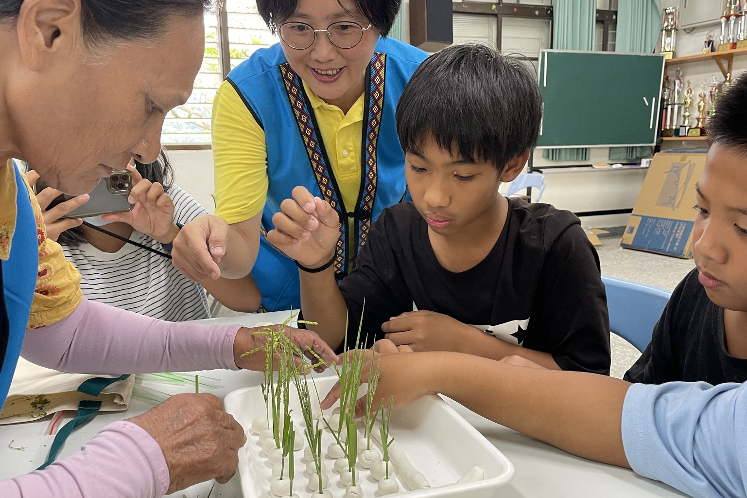 高春妹耆老教學童模擬創作菊池氏細卿的家