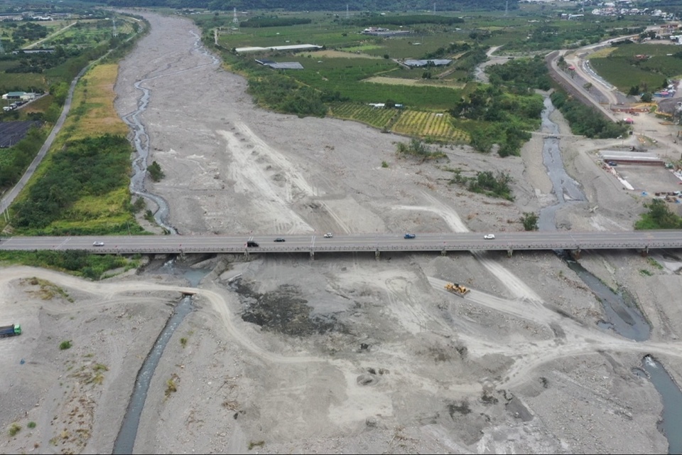 臺東市太平溪太平橋河段緊急清疏空拍。