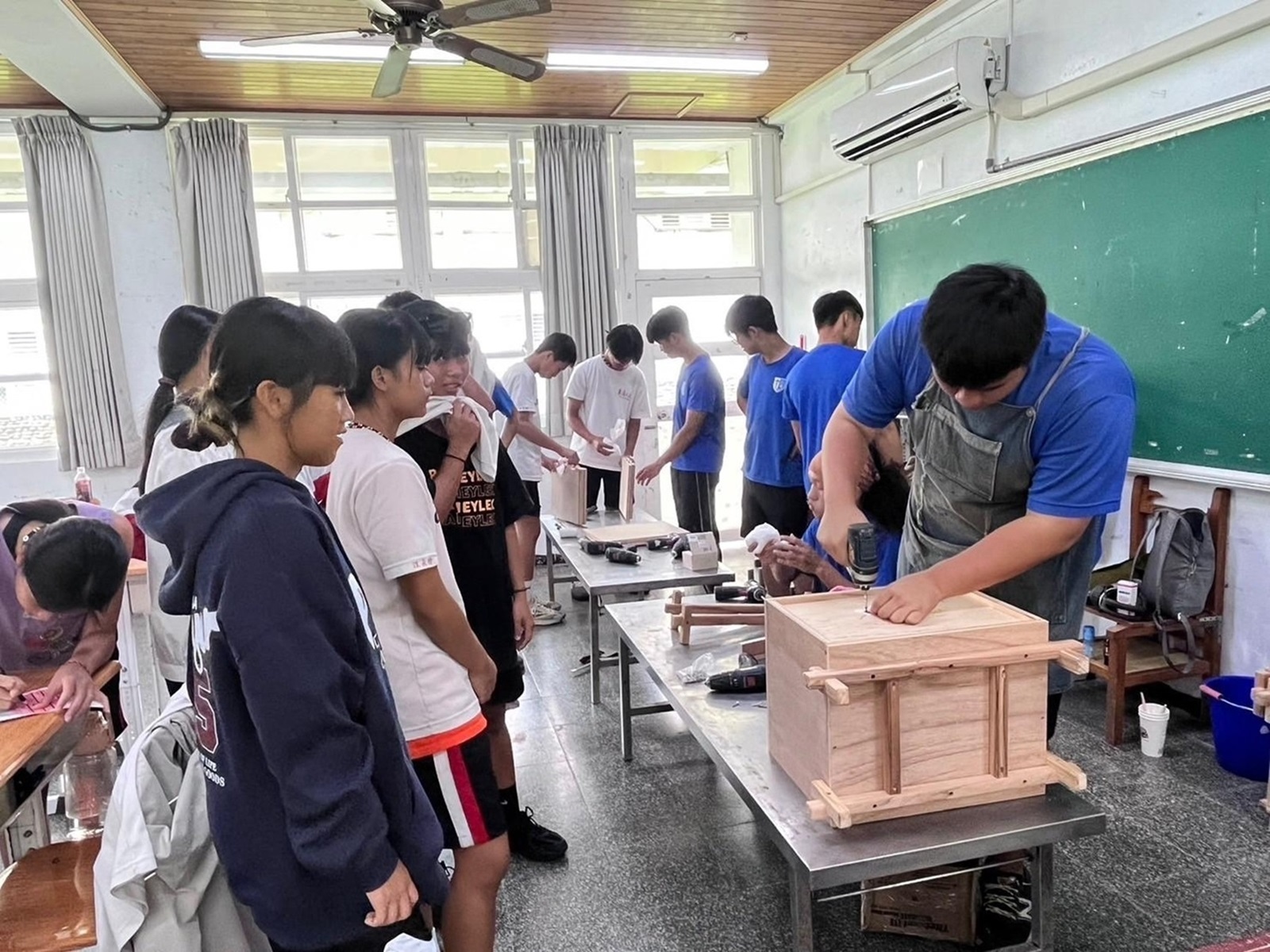 公東高工師生協助蘭嶼國中進行書櫃製作