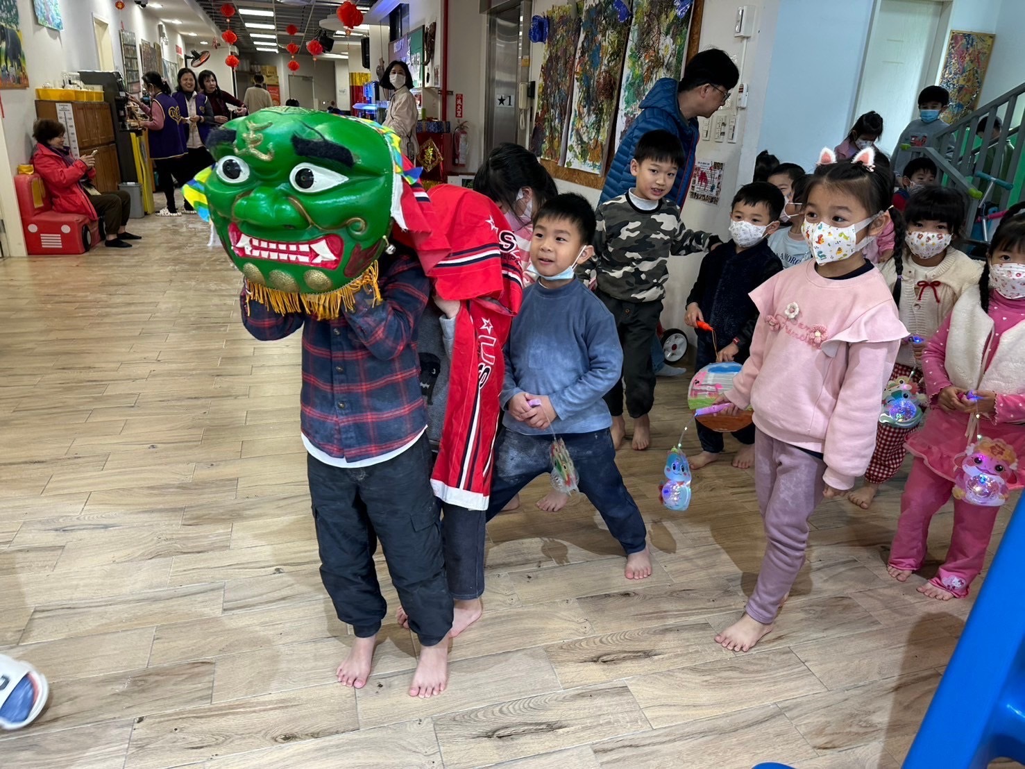 基隆市老幼共學搖元宵 祖孫團圓慶月圓