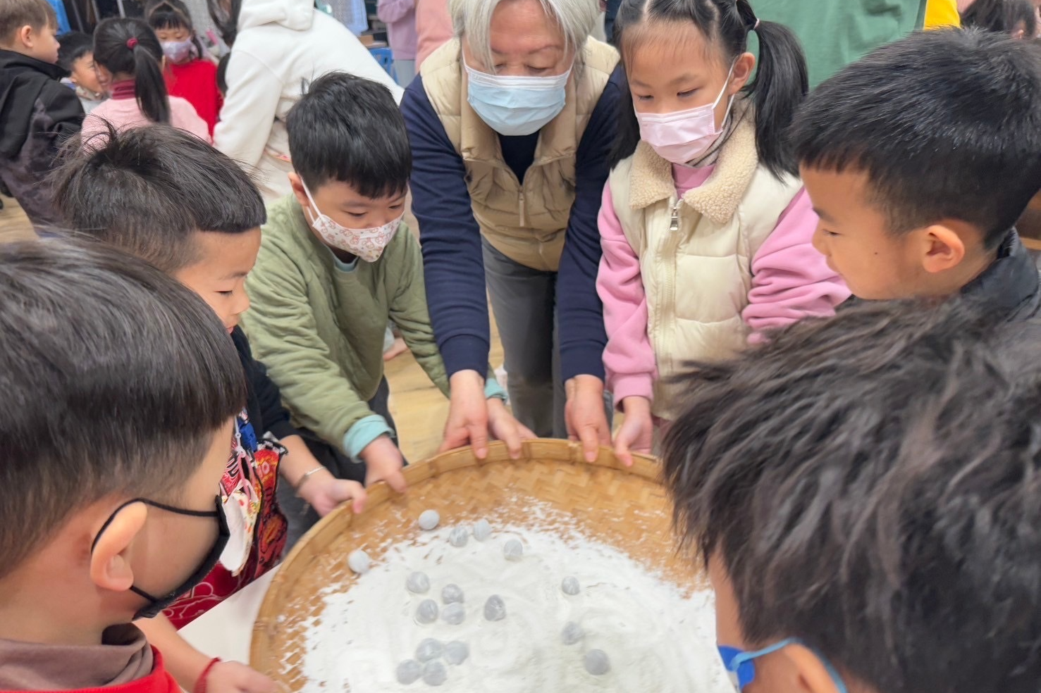 基隆市老幼共學搖元宵 祖孫團圓慶月圓