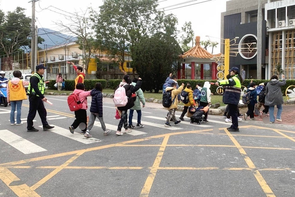 今(11)日是開學日，臺東縣警察局各分局全面啟動「護童專案」。