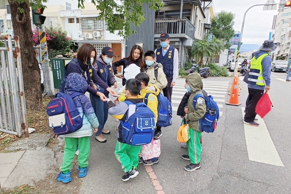 今(11)日是開學日，臺東縣警察局各分局全面啟動「護童專案」。