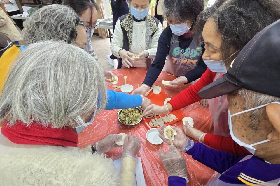 臺東縣府舉辦「青銀獻餃慶元宵」活動，邀請臺東市區獨居長者齊聚攜手包水餃。