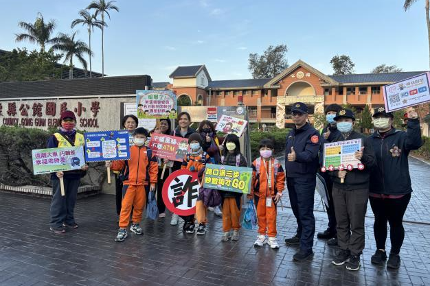 苗栗警察守護學童平安上放學