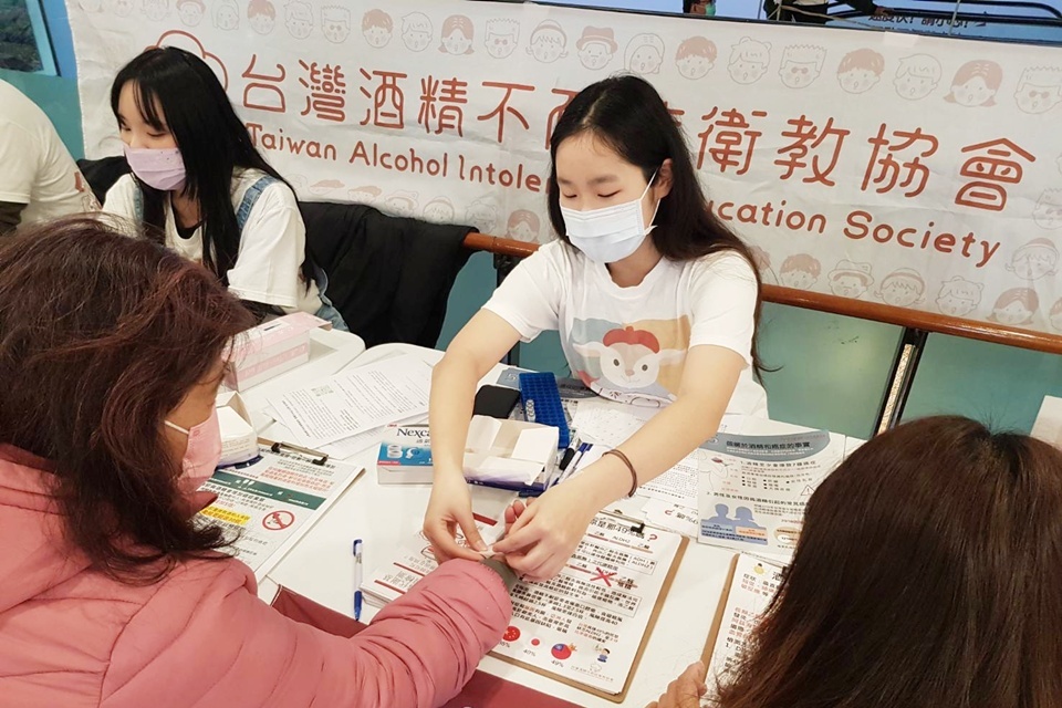 酒精不耐症協會理事長陳哲宏帶領馬偕醫學院學生，到臺東馬偕醫院向民眾衛教宣導，推動正確認識「酒精不耐症」，現場也提供15分鐘快速檢測。