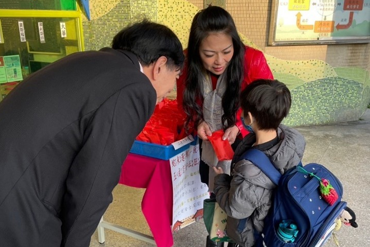 玉成國小在開學日當天，分送「開春甜甜小紅包」給每一位學生

