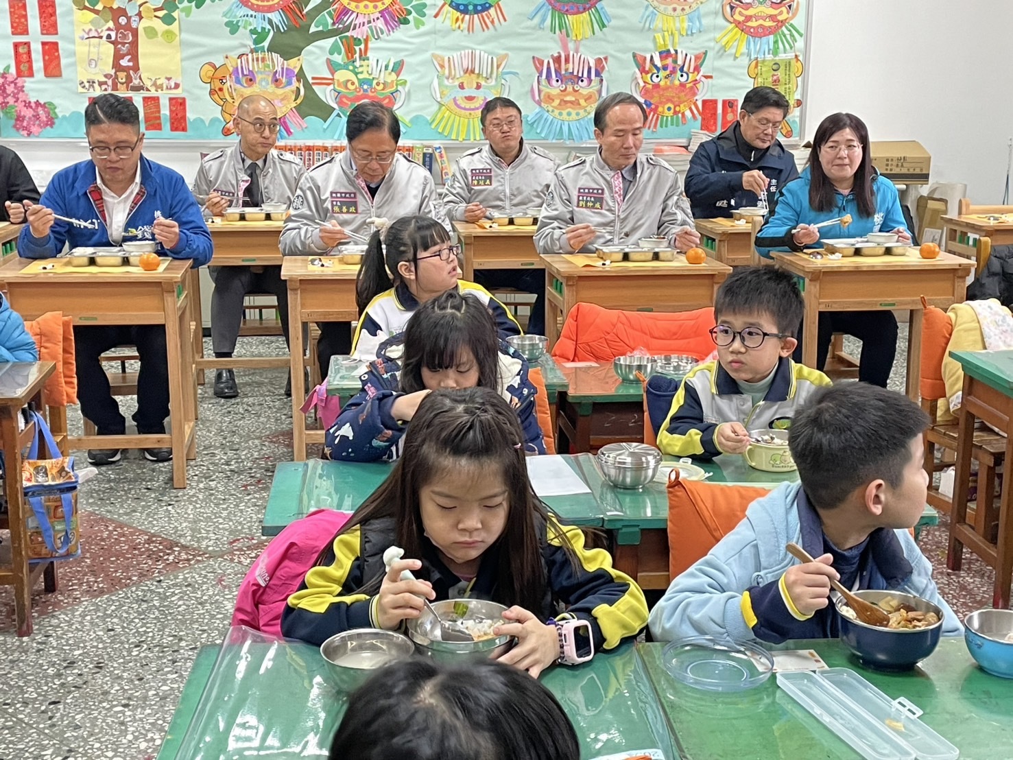 學生享用健康且美味的營養午餐