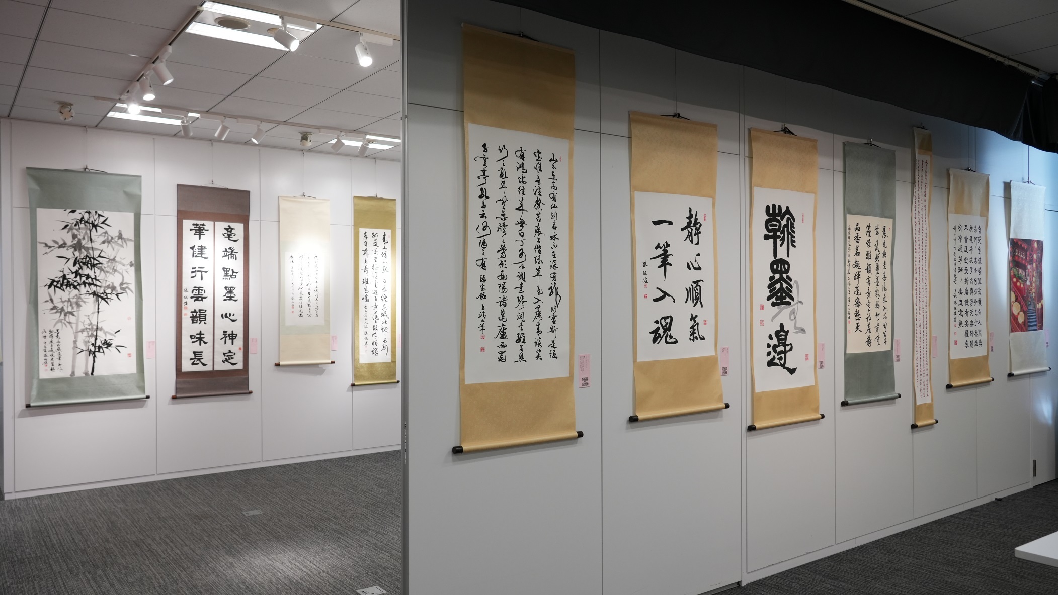 「書法的傳統與科技—e筆暨張炳煌書畫展」呈現54件作品，即日起至3月14日於駐日代表處臺灣文化中心展出。(文化部提供)