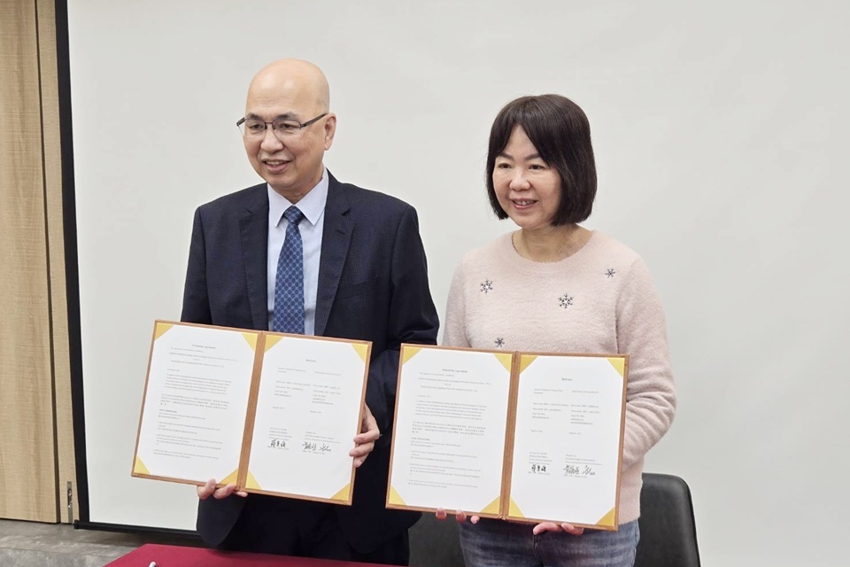 高貴林國際教育處長李宏順(左)與臺東縣教育處長蔡美瑤(右)共同簽署合作備忘錄，盼打造更加多元與國際化的學習環境。