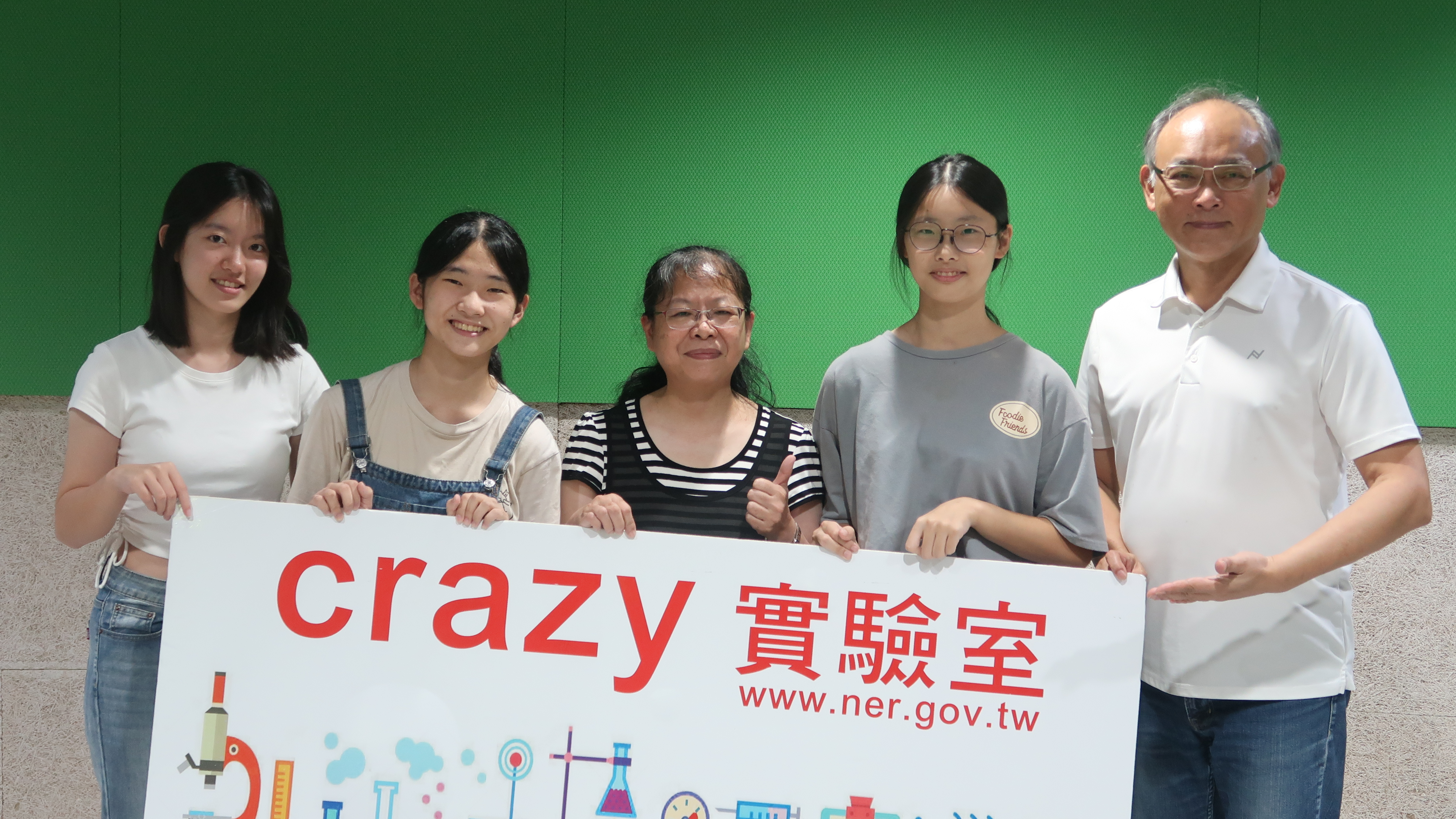 臺中市私立新民高中科展團隊成員與主持人在錄音室合影。