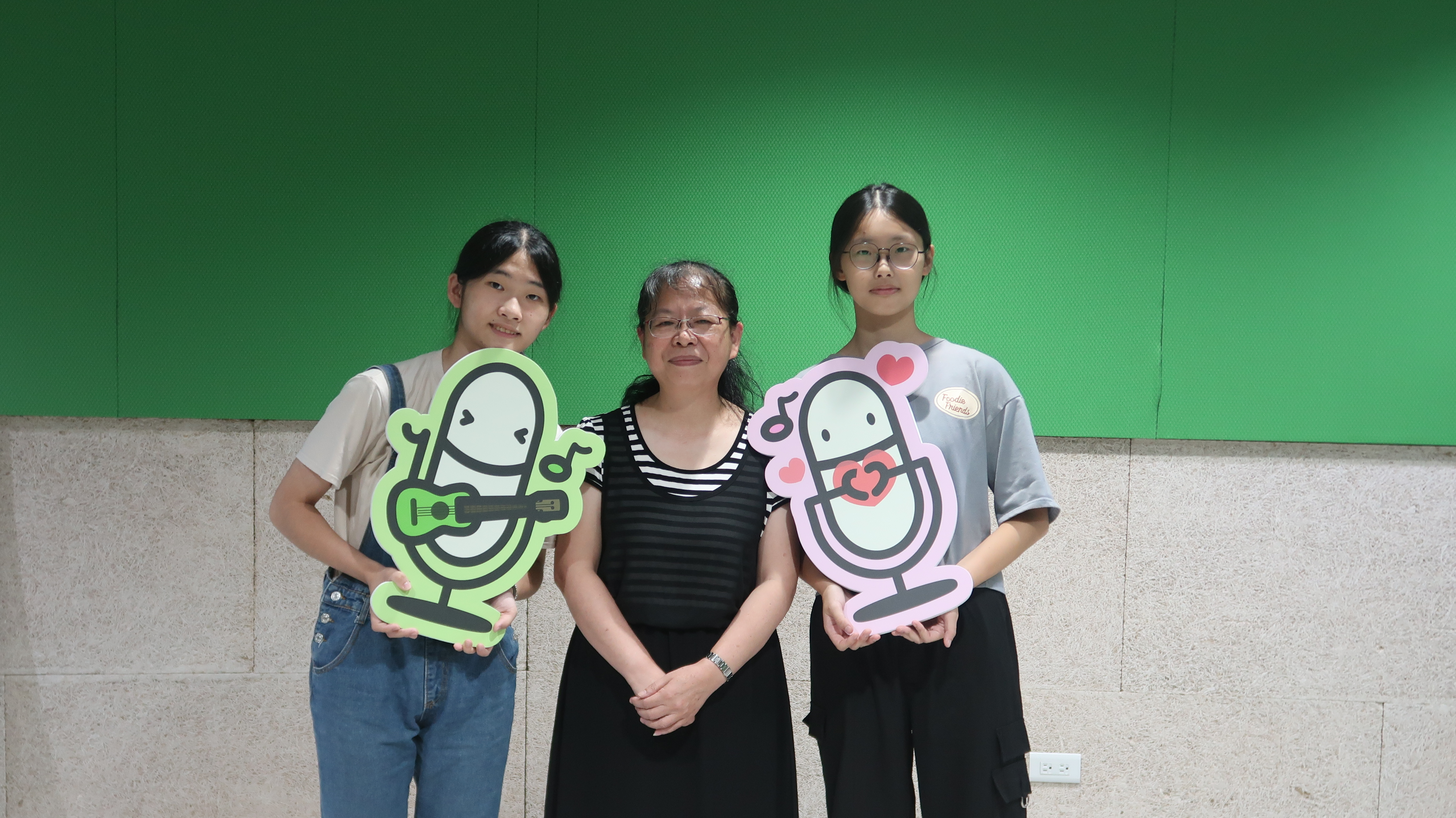 來自臺中市私立新民高中的科展團隊，由蔡文娟老師(中)帶領文心琳(左)和邱韻慈(右)2位同學，探討樹葡萄的抗氧化力與對斑馬魚胚胎的影響。