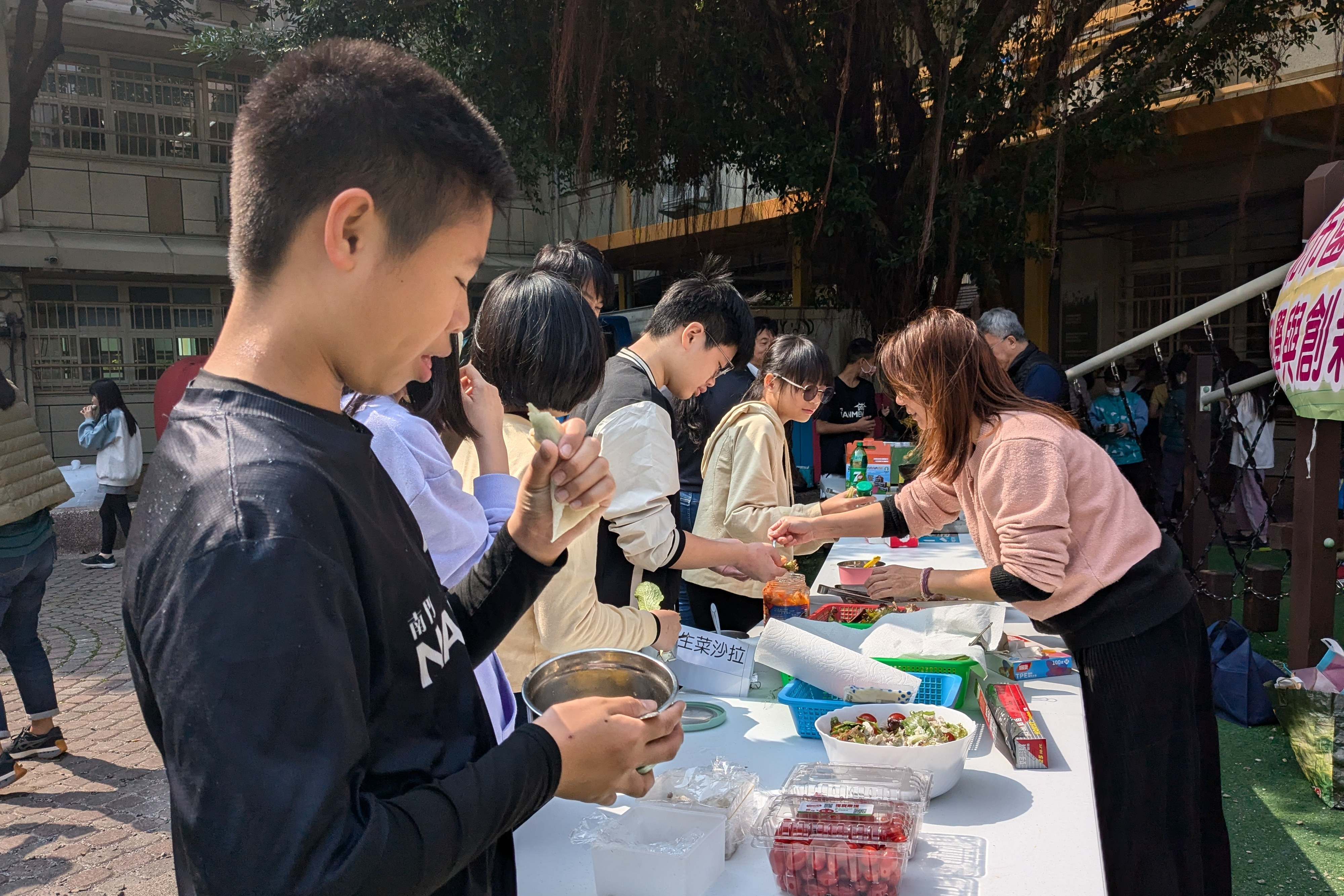 學生製作潤餅，將收成的萵苣包在裡面享用