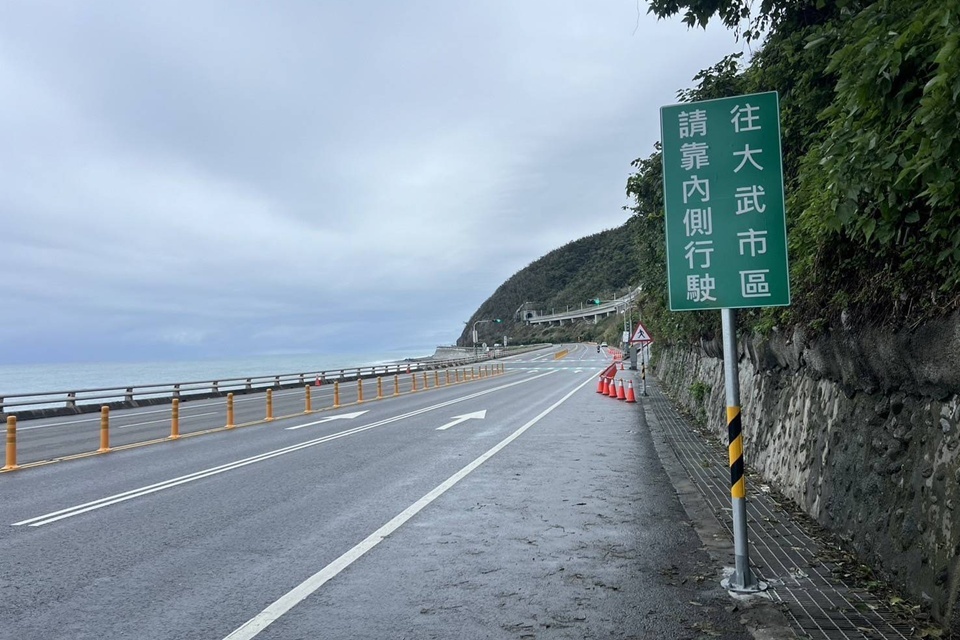 坐擁無敵海景的臺東多良火車站每年吸引逾20萬人次到訪，但也產生交通亂象，臺東縣大武警分局與公路局合作優化該路段，增設行人徒步區及多項告示牌。