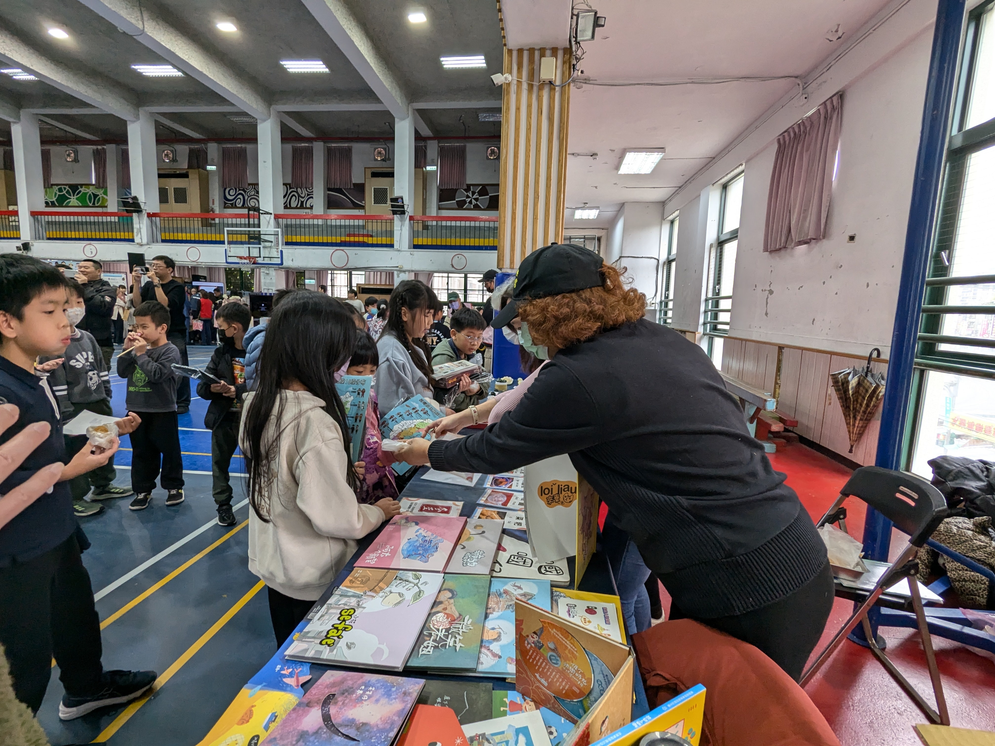 學生在活動現場體驗本土文化