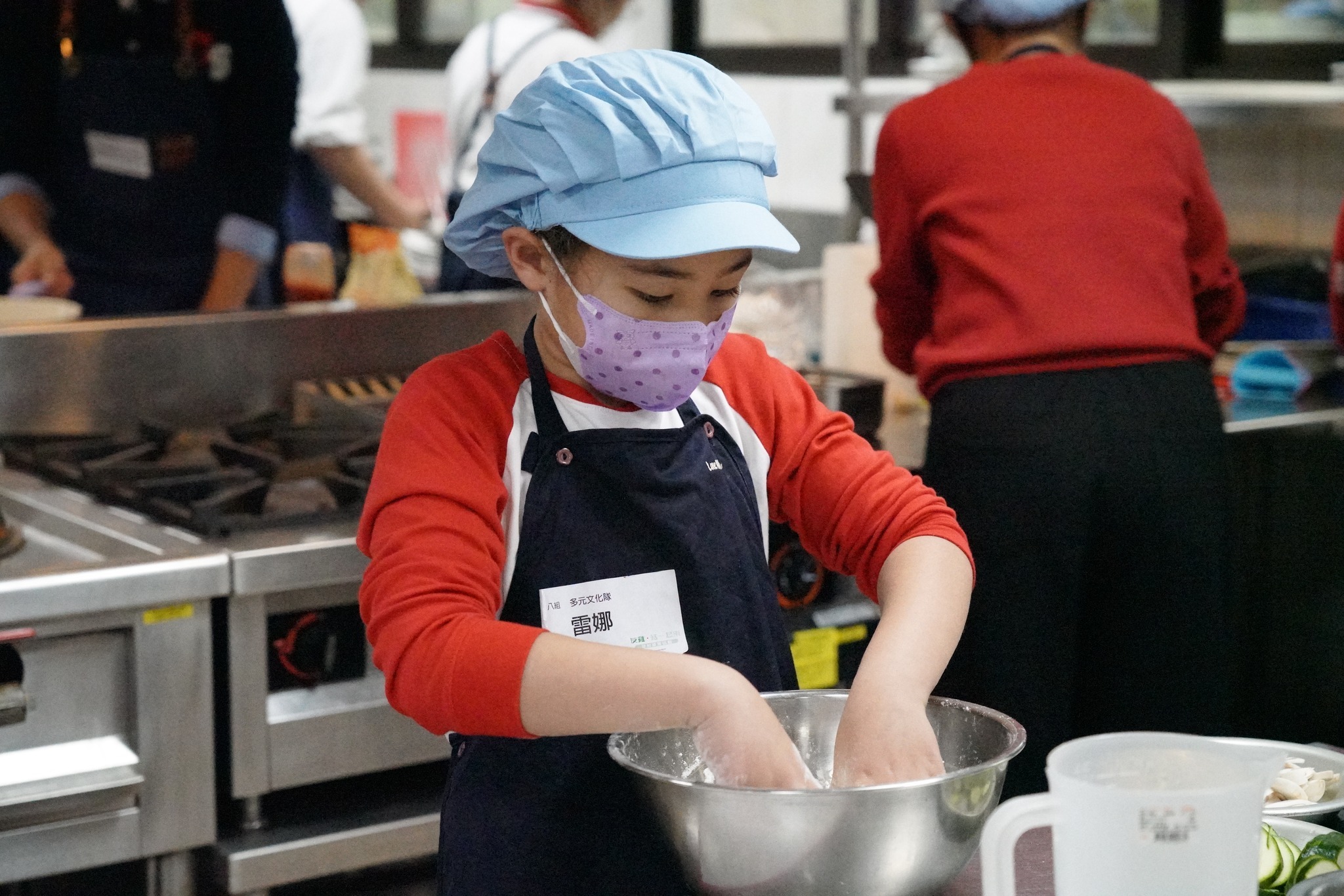 參賽團隊在決賽現場烹飪料理