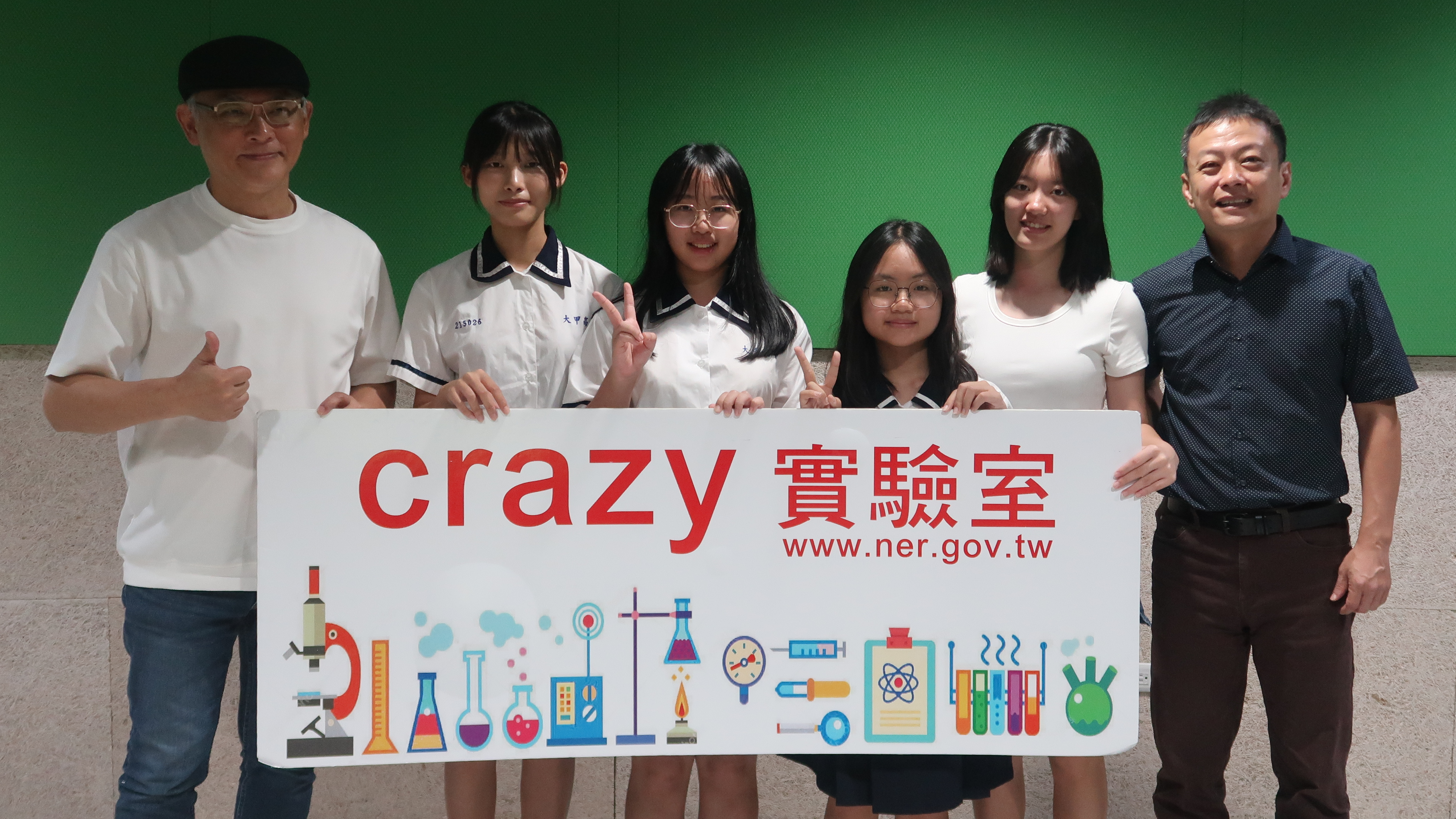 臺中市立大甲高中科展團隊成員與主持人K博士(左一)、亮亮(右二)合影。