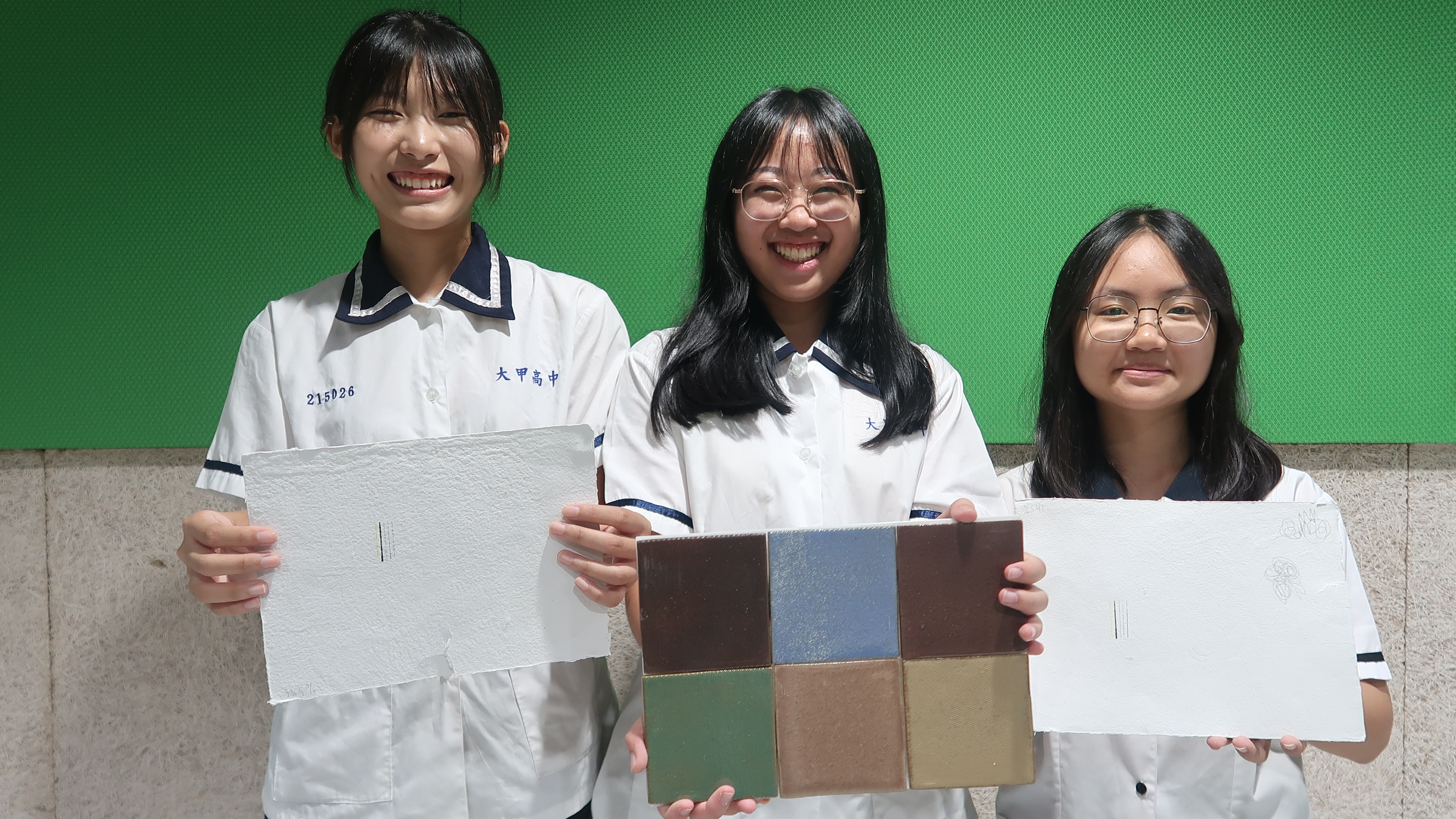 臺中市立大甲高中「修『蛋』幾咧」科展團隊挑戰製作「蛋殼紙」，並運用蛋殼中的碳酸鈣成分取代陶瓷釉藥，期望提升燒製品質。