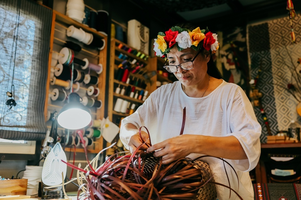 臺東縣府與臺東縣婦女福利服務中心、知本卡大地布部落共同推出文化導覽路線「女路走讀」，透過走訪卑南族部落地景，分享部落女性在歷史、文化與家庭中扮演的重要角色。