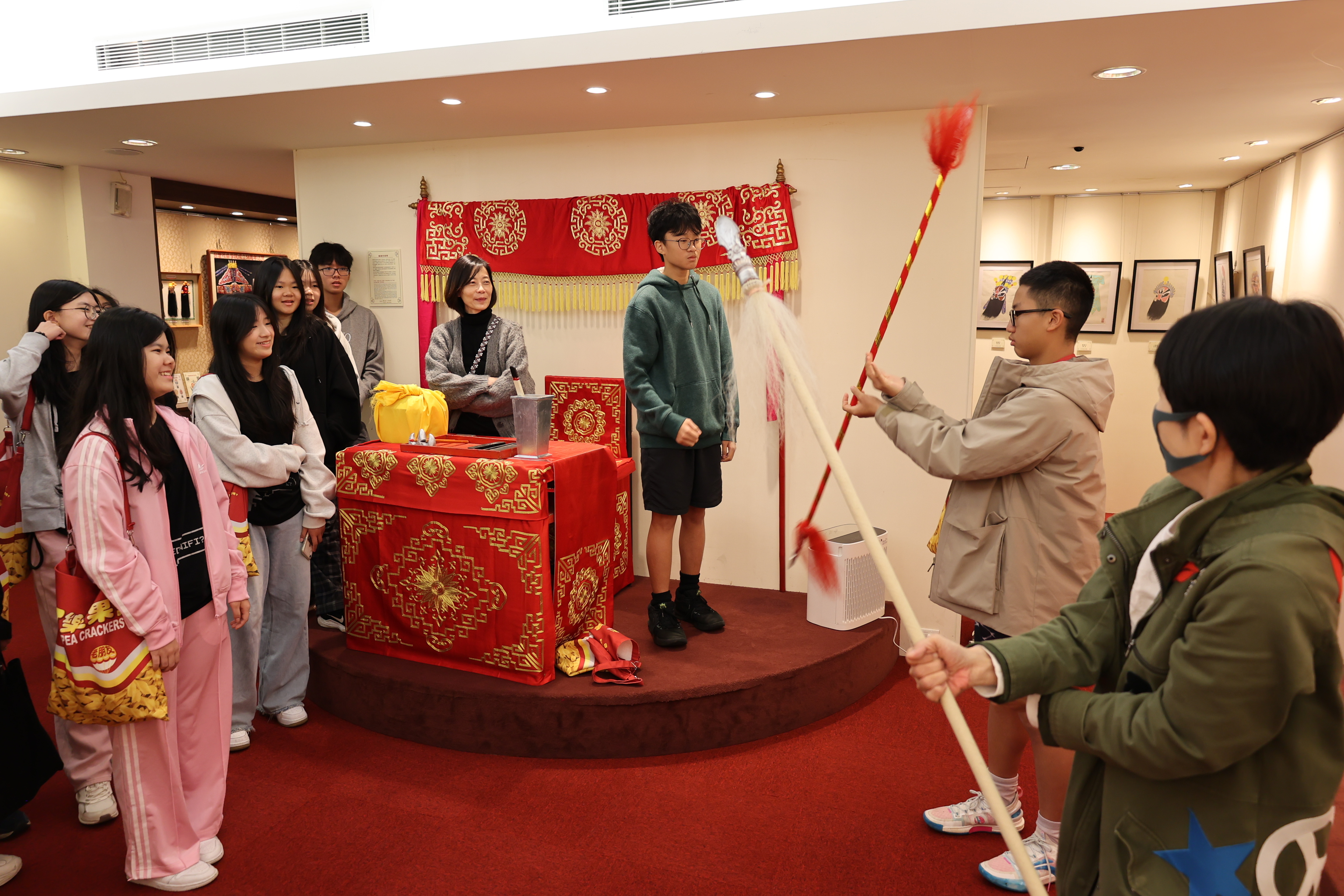 印尼臺校學生體驗耍花槍(國立臺灣戲曲學院提供)