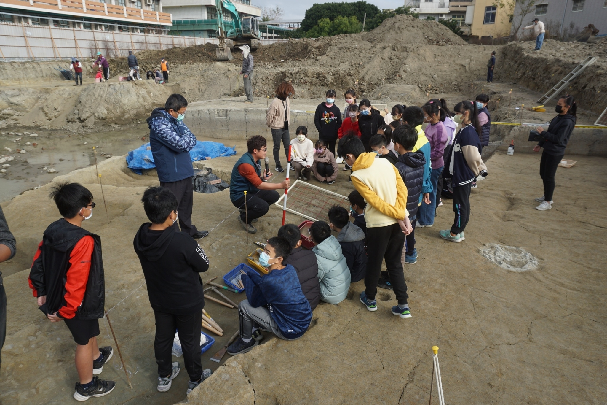 成大考古教育推廣人員林賜勳向學生介紹考古流程（圖源：建國國小）