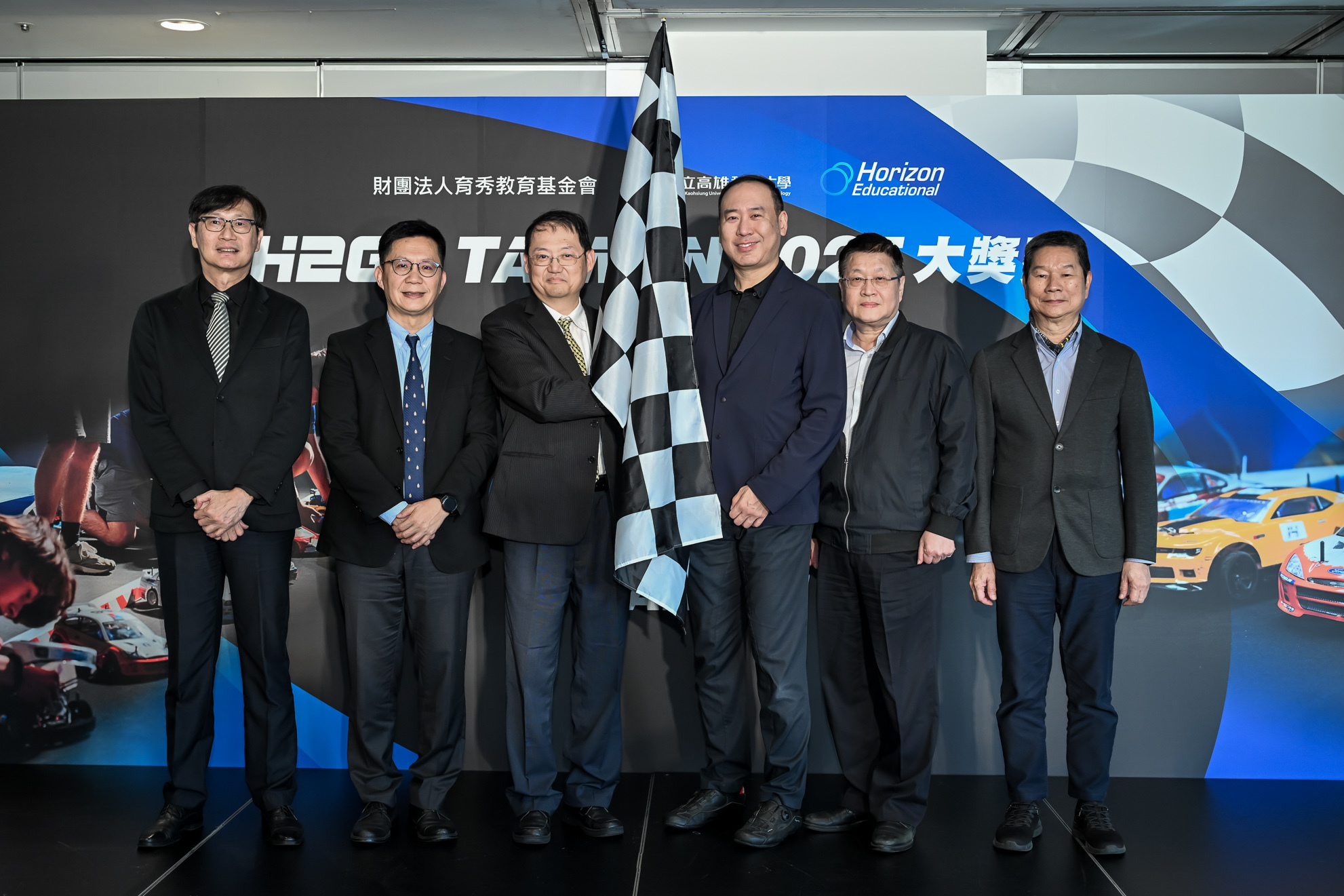 H2GP 全球最大跨學科氫能教育活動進入臺灣(左起)聯華集團幕僚長徐造華、經濟部能源署副署長吳志偉、教育部政務次長張廖萬堅、育秀教育基金會執行長苗華斌、臺灣師範大學科技與工程學院院長鄭慶民、育秀教育基金會董事長景虎士