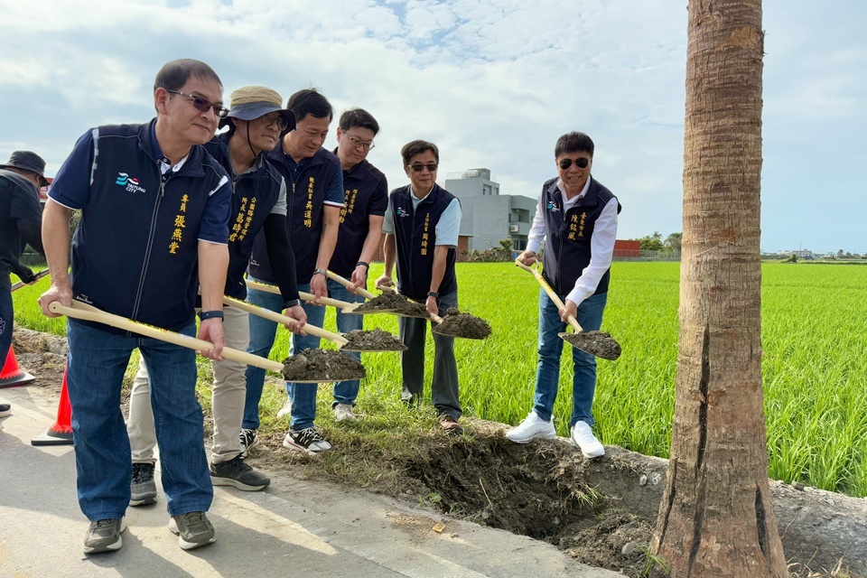 臺東市長陳銘風帶領各課室主管，在生命園區內種下10餘株蒲葵，以實際行動為環境增添綠意，營造溫馨寧靜的園區氛圍。